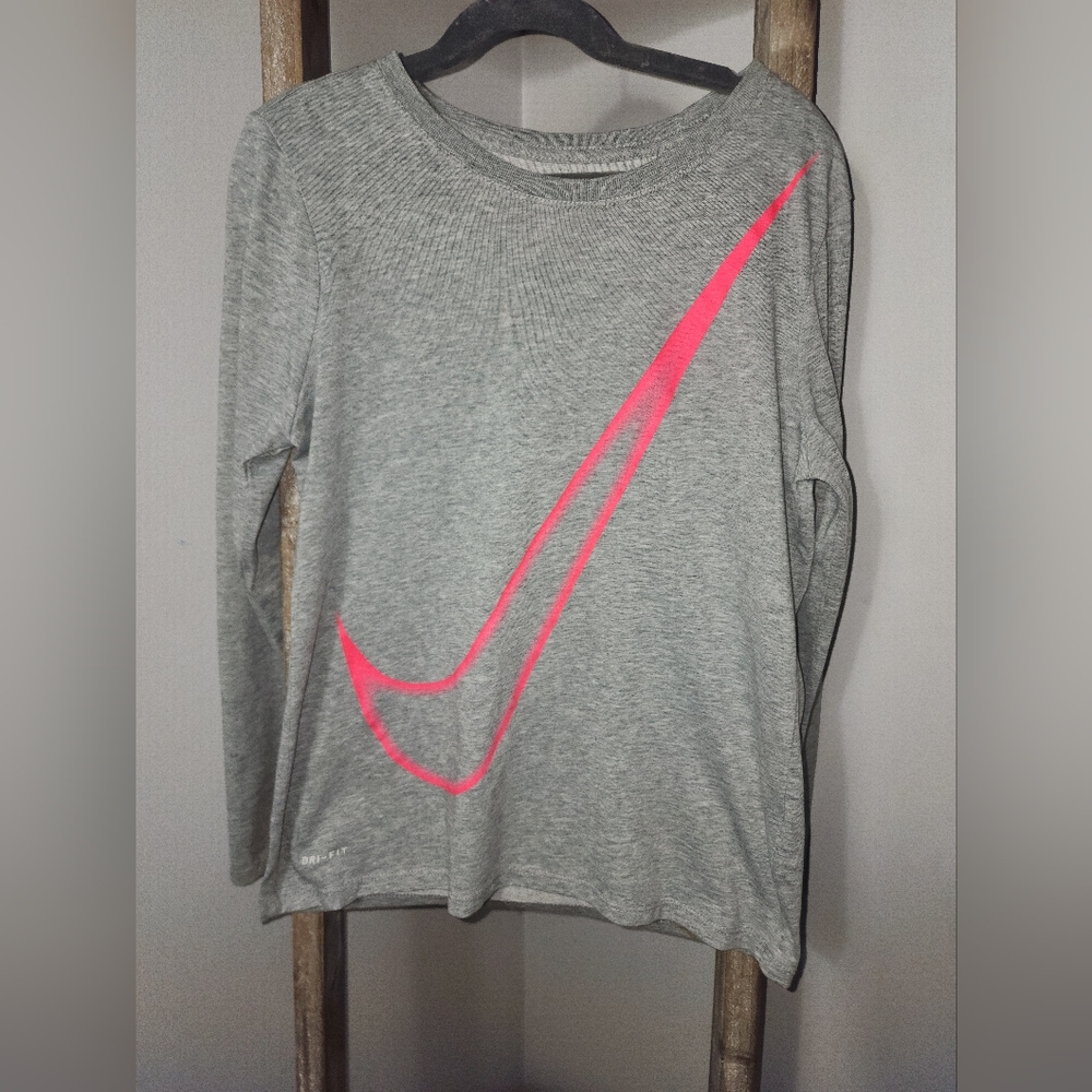 Girls "The Nike Tee" Dri-fit long sleeve t-shirt by Nike